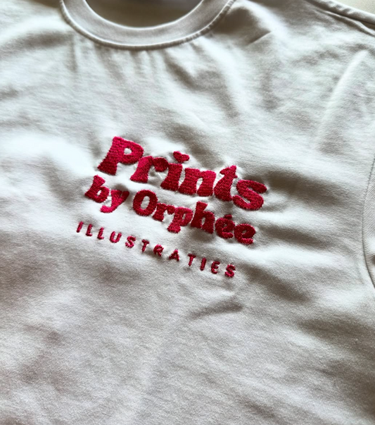 T-Shirt met Volgeborduurde Tekening/Logo - Klein (MAX 12x12cm)