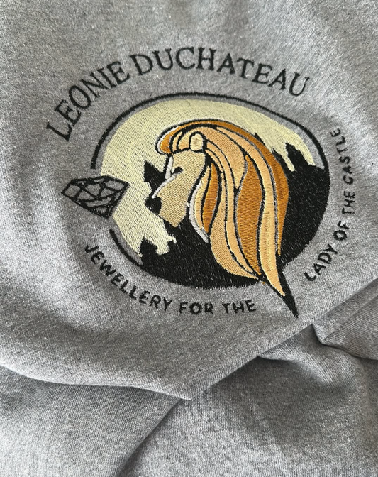 Sweater of Hoodie met Volgeborduurde Tekening of Logo - Medium (MAX 20x20cm)