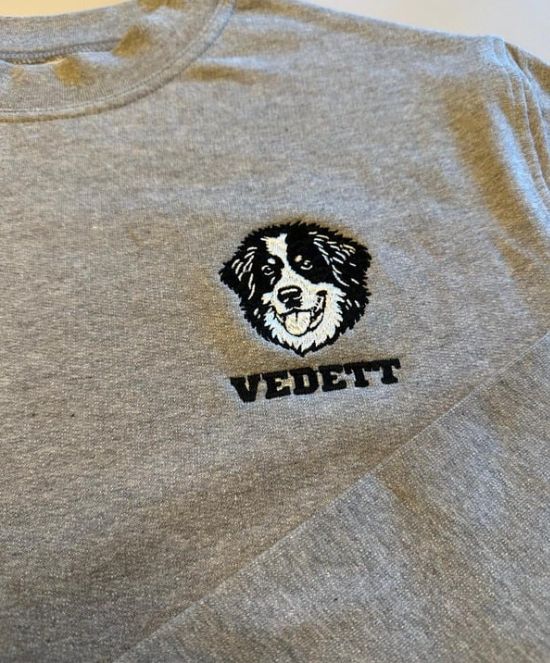 Sweater of Hoodie met Volgeborduurde Tekening of Logo - Klein (MAX 12x12cm)